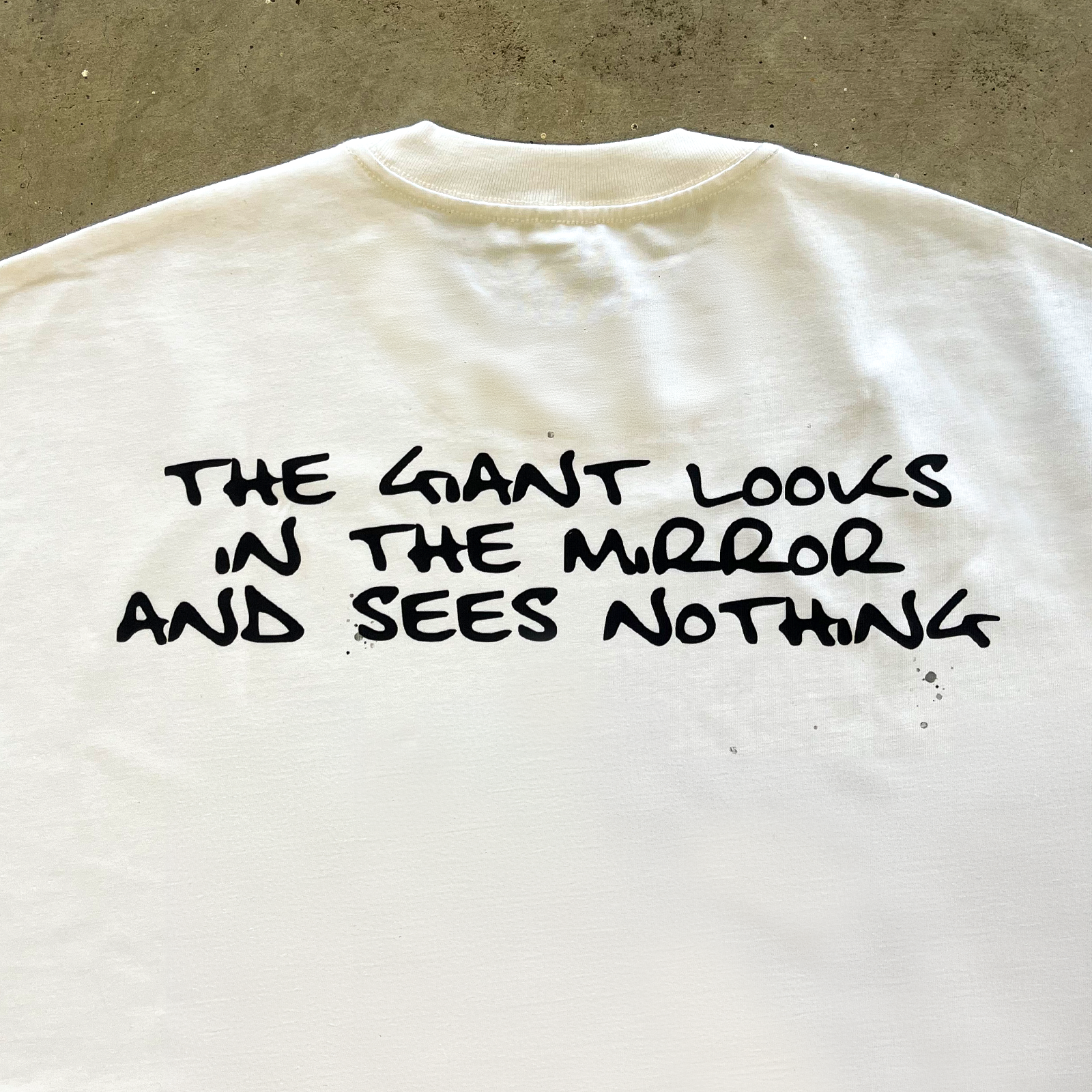 GIANT LOOKS IN THE MIRROR TEE