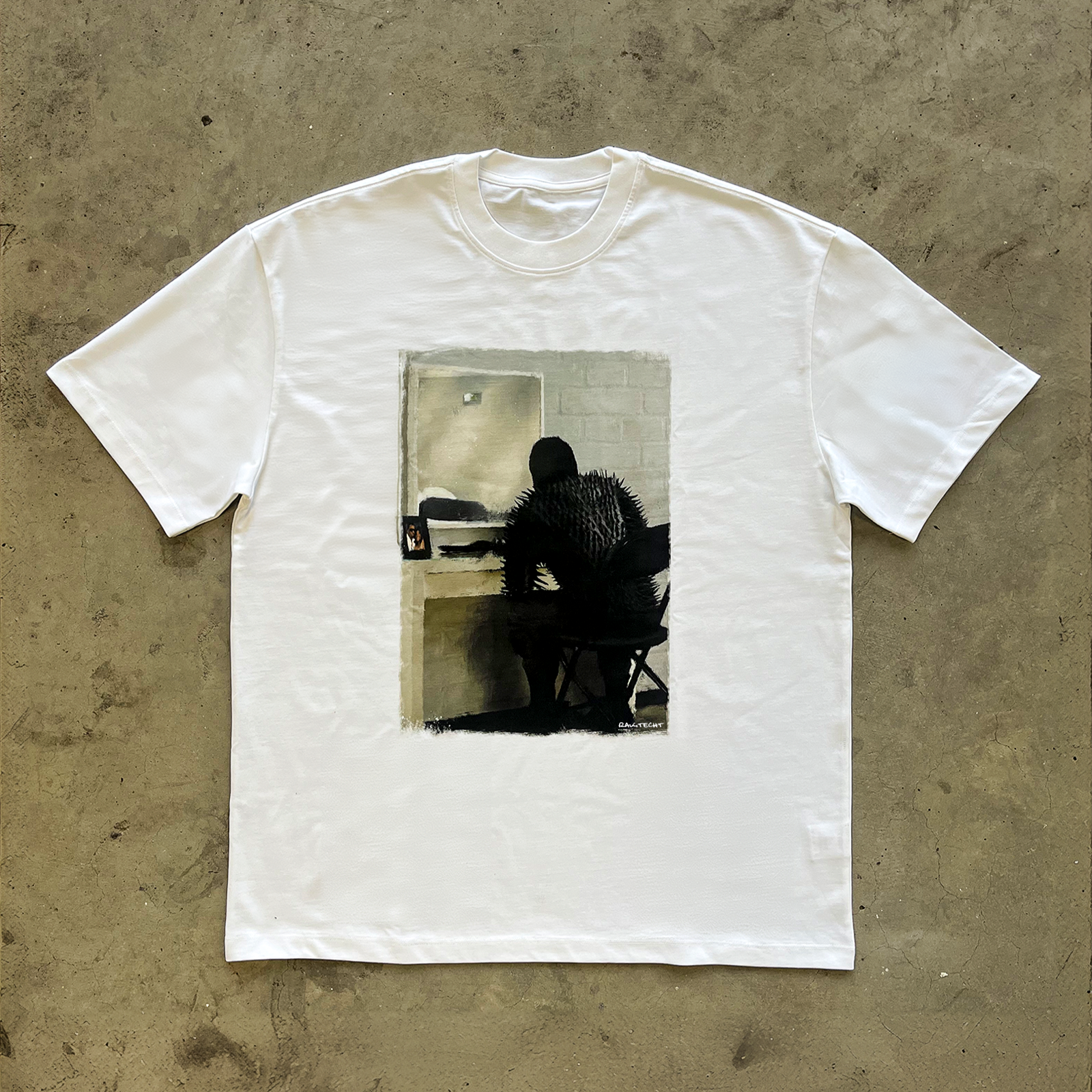 GIANT LOOKS IN THE MIRROR TEE